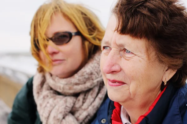 Senior vrouw en volwassen dochter — Stockfoto