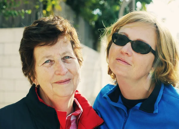 Senior vrouw en volwassen dochter — Stockfoto