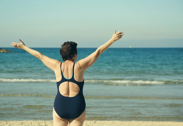 Mujer mayor feliz con los brazos abiertos — Foto de Stock