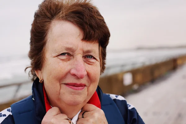 Senior woman on winter beach — Stock Photo, Image