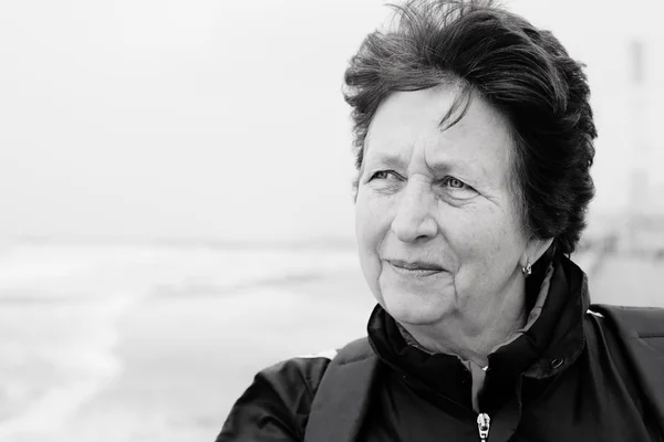 Mujer mayor en la playa de invierno — Foto de Stock