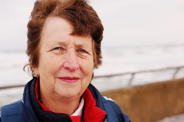 Senior woman on winter beach — Stock Photo, Image