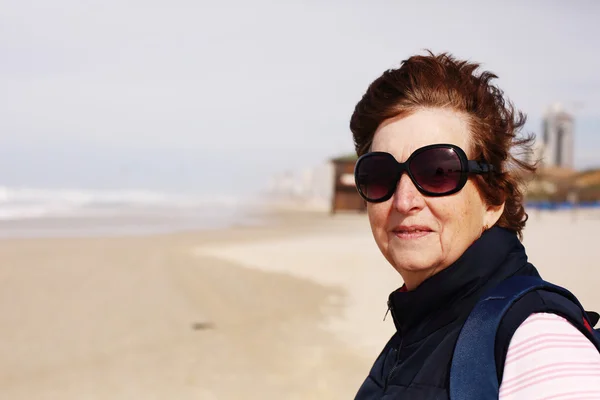 Donna anziana sulla spiaggia — Foto Stock