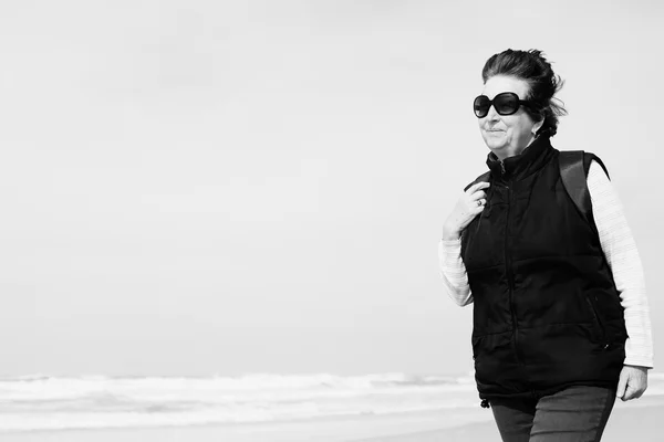 Senior mulher na praia — Fotografia de Stock