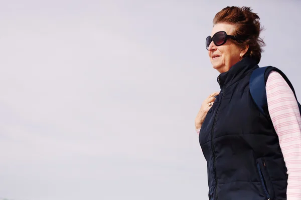 ผู้หญิงสูงอายุเหนือท้องฟ้าชายหาด — ภาพถ่ายสต็อก