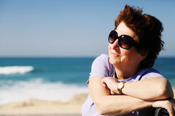 Mulher sênior perto do mar — Fotografia de Stock