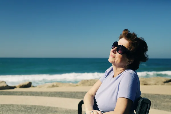 Senior woman near sea — Stock Photo, Image