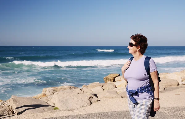 Femme âgée près de la mer — Photo