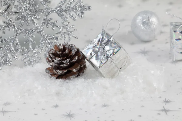 Різдвяні прикраси в срібних тонах — стокове фото