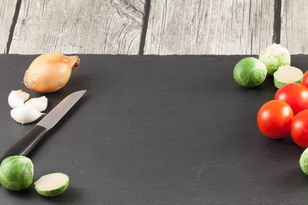 Coles de Bruselas, tomates y cebollas — Foto de Stock