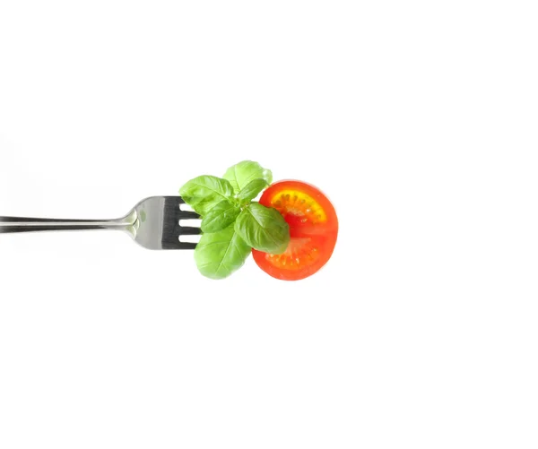 Tomate e manjericão em um garfo — Fotografia de Stock