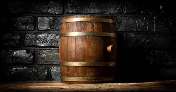 Barrel and brick wall — Stock Photo, Image