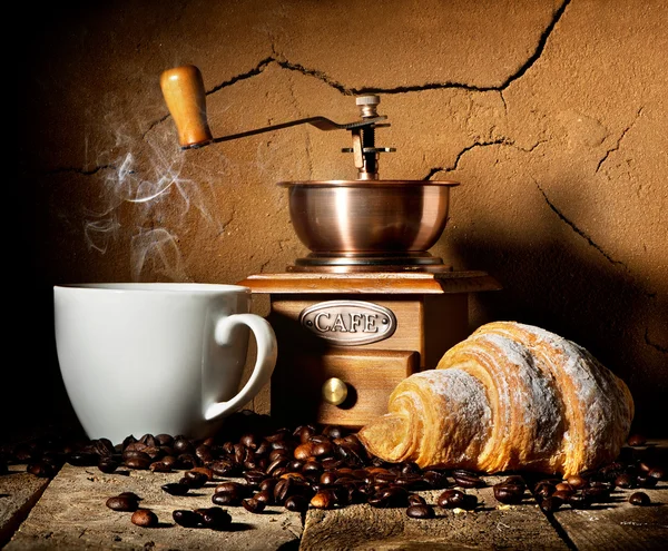 Croissant och kaffe — Stockfoto