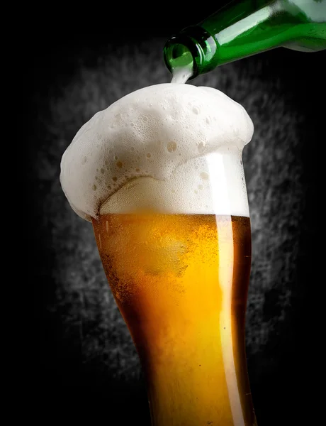 Szakadó sör, fekete — Stock Fotó