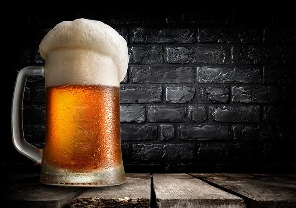 Birra e muro di mattoni — Foto Stock