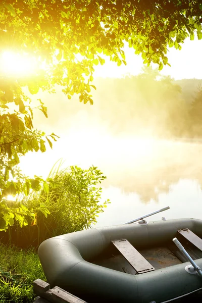 Barco en la orilla del río — Foto de Stock