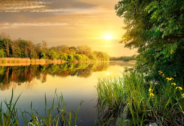 Akşam Nehri üzerinde — Stok fotoğraf