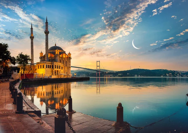 Moschee und Bosporus-Brücke — Stockfoto
