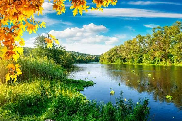 Nehirde sonbahar — Stok fotoğraf