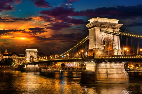 Illuminazione del Ponte delle Catene — Foto Stock