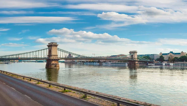 Kettenbrücke am Fluss — Stockfoto