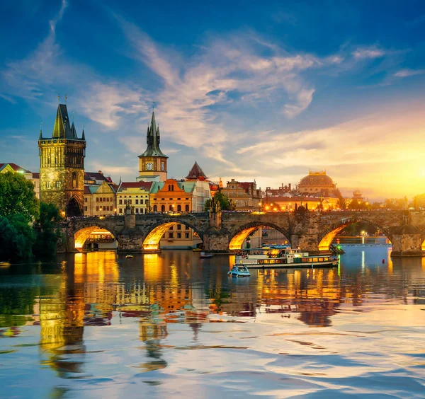 Karlsbrücke in der Abenddämmerung — Stockfoto