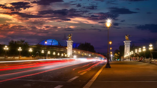 Traffic on Alexandre III bridge — Stock Photo, Image