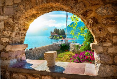 Aziz George adasına bakın. Kayalıkların Leydisi 'nden kemer boyunca. Perast, Karadağ