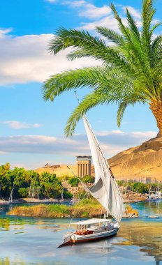 Aswan, Mısır 'ın pitoresk körfezinde yelkenli.