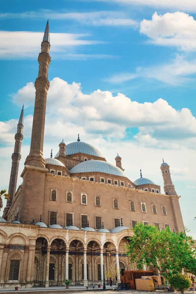 Muhammad Ali camii ve Kahire 'deki mavi bulutlu gökyüzü