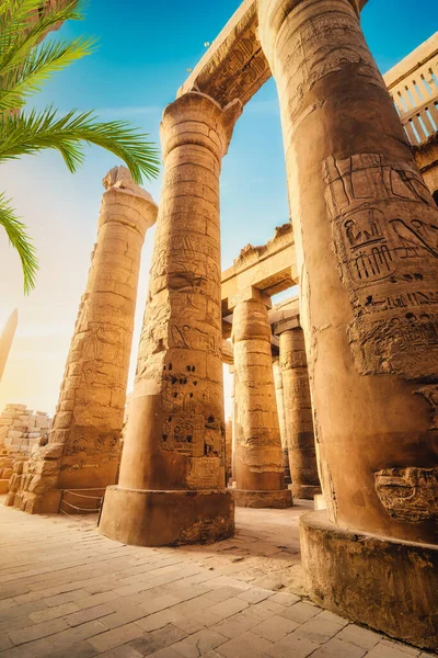 Μεγάλες Κολώνες Στο Ναό Karnak Την Ανατολή — Φωτογραφία Αρχείου