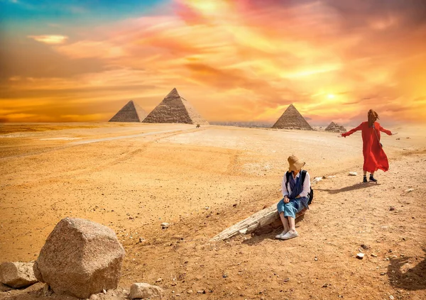 Tour Cerca Las Pirámides Egipcias Atardecer Colorido — Foto de Stock