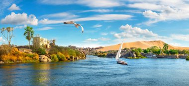 Aswan, Mısır 'da Nil nehri üzerinde bulutlu bir gökyüzü