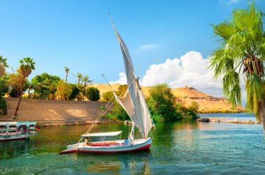 Aswan 'da Nil nehrinde yelkenli teknelerinde turizm