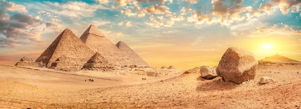 埃及吉萨沙漠中的金字塔在日落时分排成一排 — 图库照片