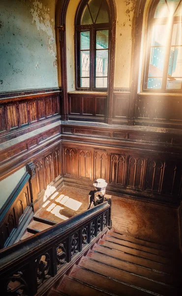 Staré dřevěné schodiště — Stock fotografie