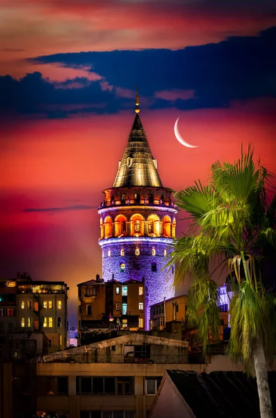 Галатская башня и луна — стоковое фото
