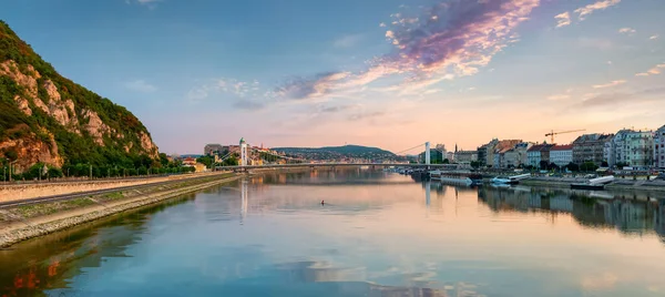 Kilátás Erzsébet Hídra Budavari Palotára Budapesten Naplementekor — Stock Fotó