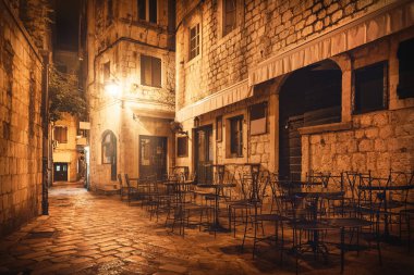 Kotor 'daki sokak kafesi.