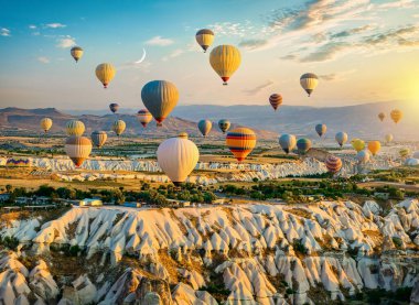 Cappadocia üzerinde uçan hava balonları