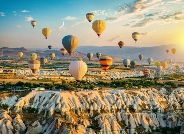 Luftballons fliegen über Kappadokien — Stockfoto