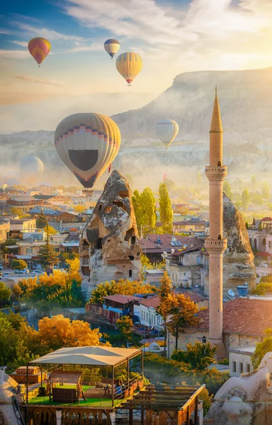 Mosque and air balloons — Stock Photo, Image
