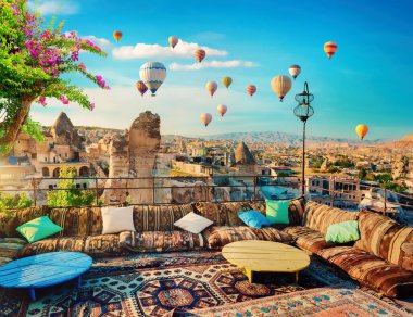 Goreme 'deki kafe terasında.