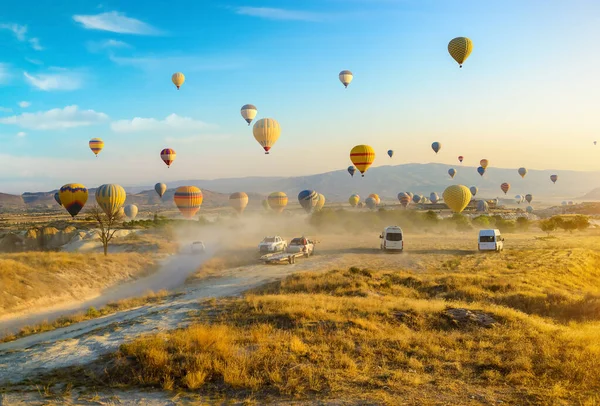Ballons landen in Kappadokien — Stockfoto