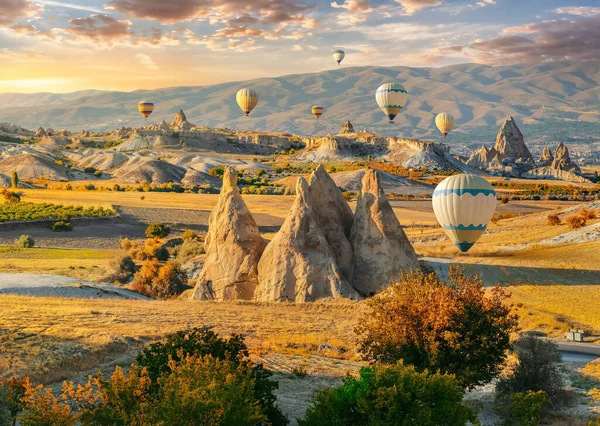 Globos de aire caliente en el valle —  Fotos de Stock