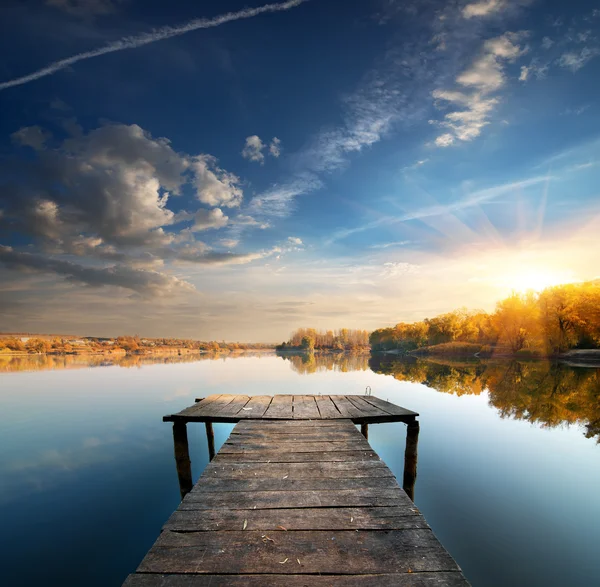 Anlegestelle an einem ruhigen Fluss — Stockfoto