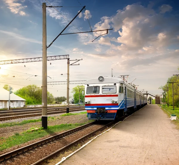 Zug auf Bahnhof — Stockfoto