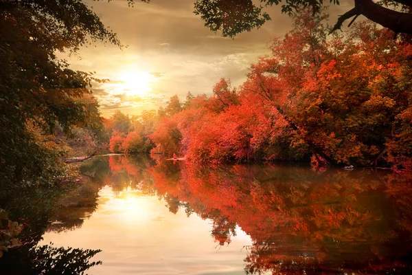 Herfst zonsondergang over de rivier — Stockfoto