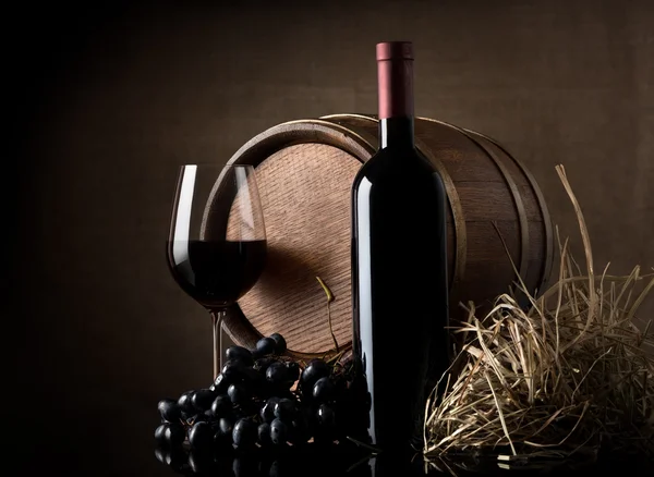 Вино с виноградом и бочкой — стоковое фото