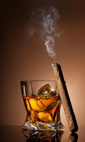 Glass of whiskey and cigar — Stock Photo, Image